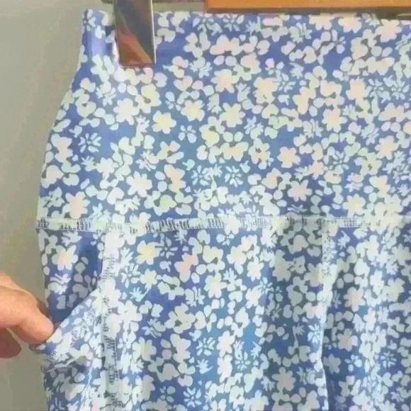 RBX  | Women's Blue/White Floral Peach Tech Flex Capri Length Leggings - Picture 2 of 4